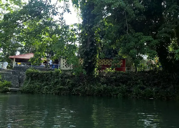 Riverside Private Lodge