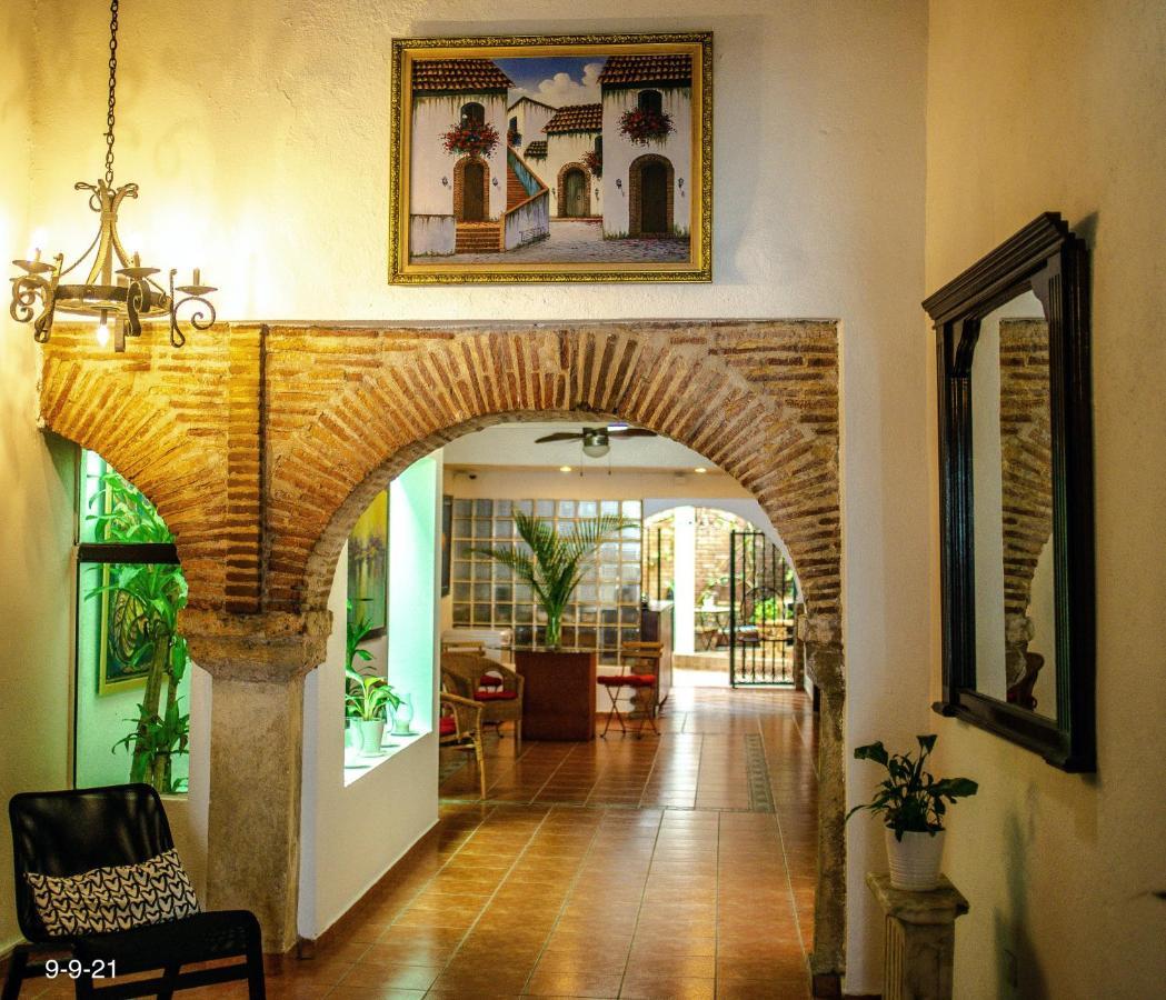 Colonial 3*