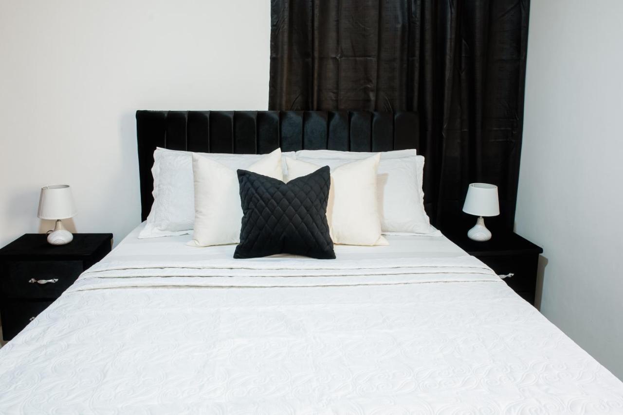 Luxury, Cozy Alma Rosa /15 Min Airport Apartment *