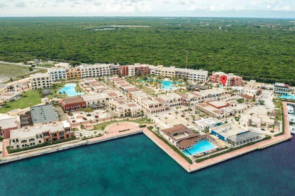 Apartment Your Private Pool, Marina Hot Tub & Grounds *