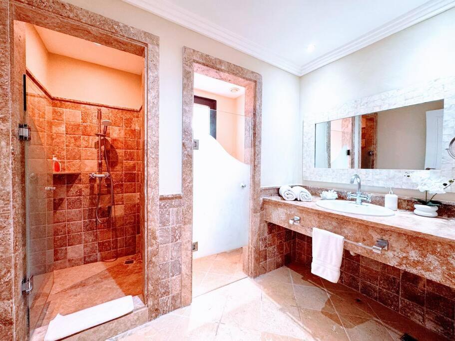 Your Private Pool, Marina Hot Tub & Grounds Apartment *