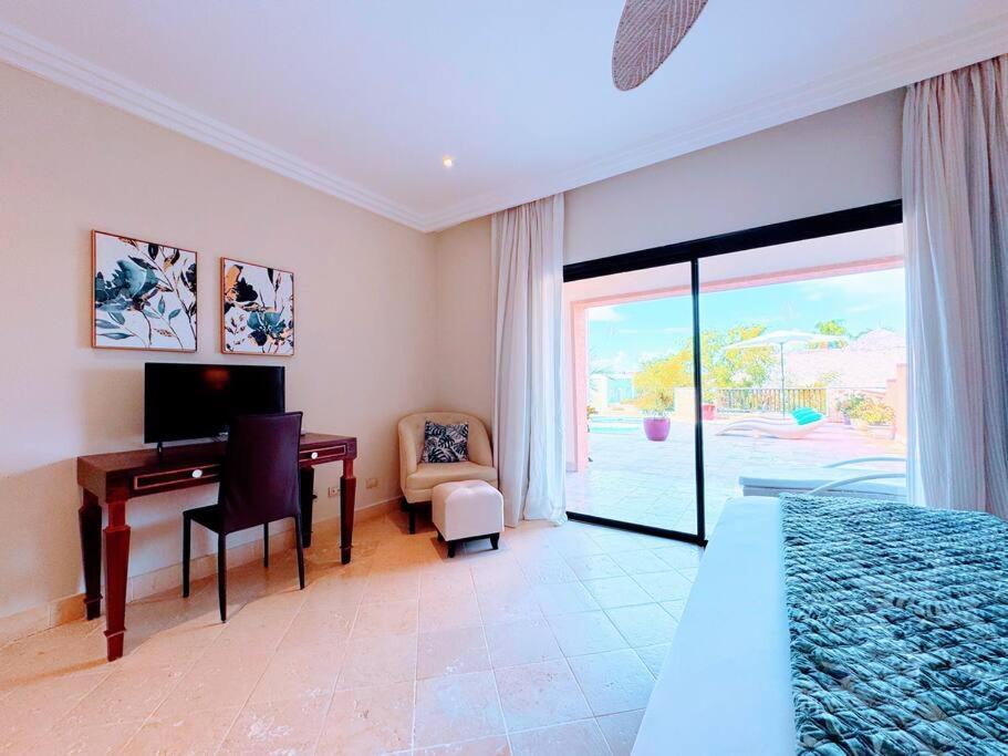 Apartment Your Private Pool, Marina Hot Tub & Grounds *