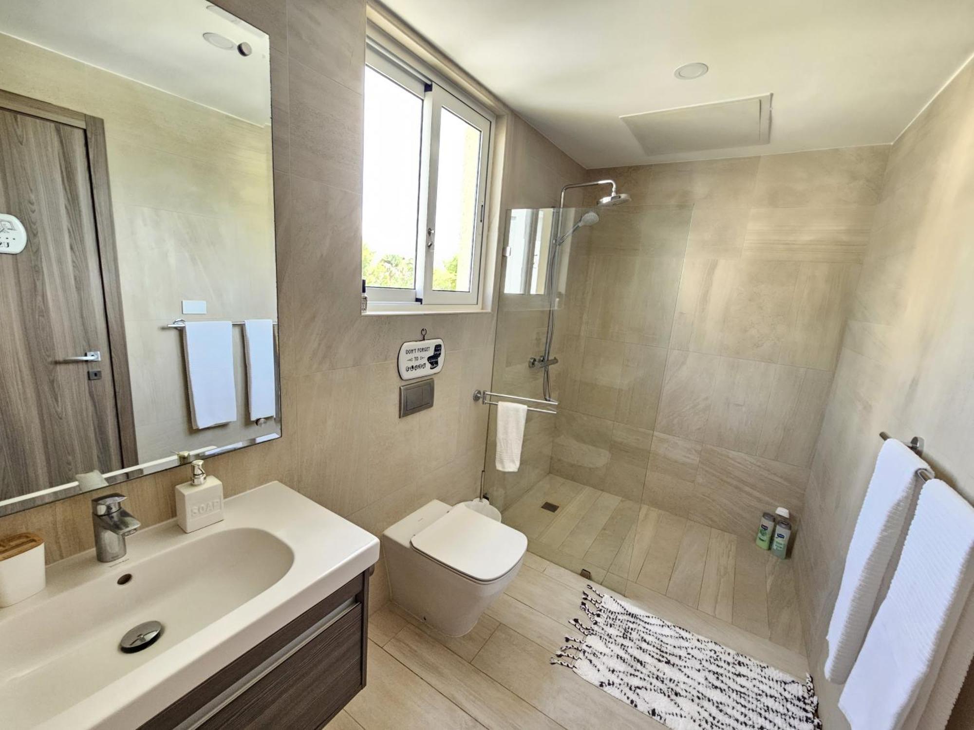 Apartment Beachside Oasis: Pool Views And Casino Access