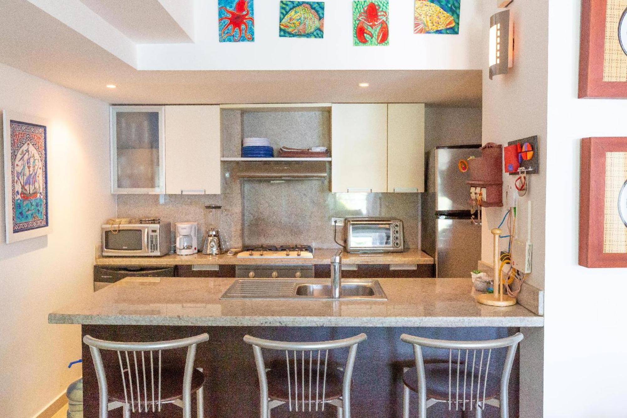 Beachfront King Bed Privacyjacuzzifullkitchen *