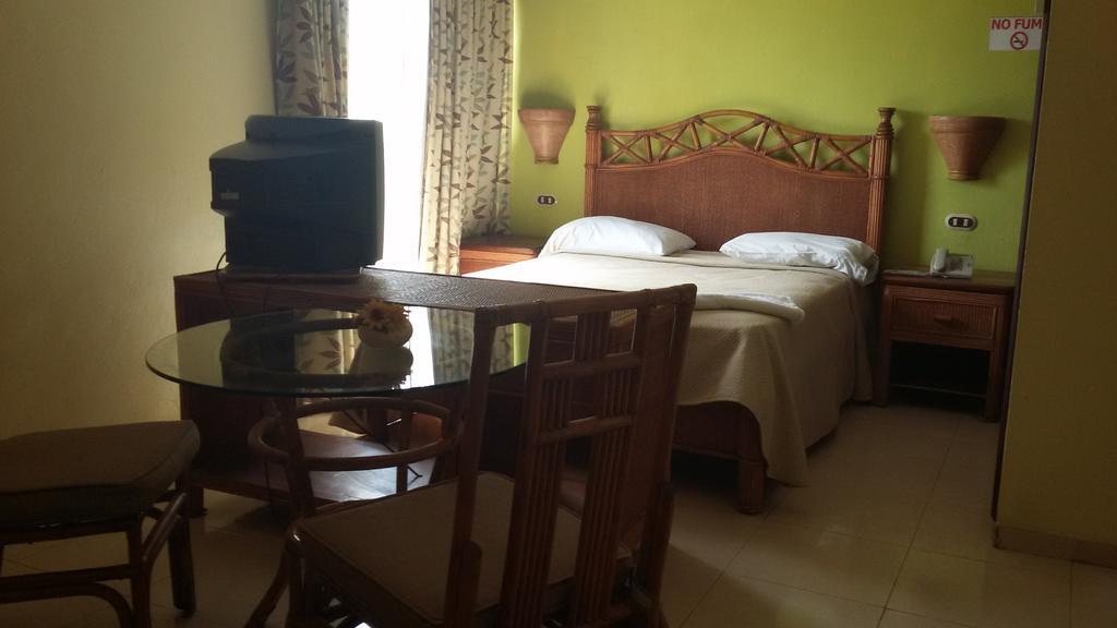 Lirio Cala Aparthotel