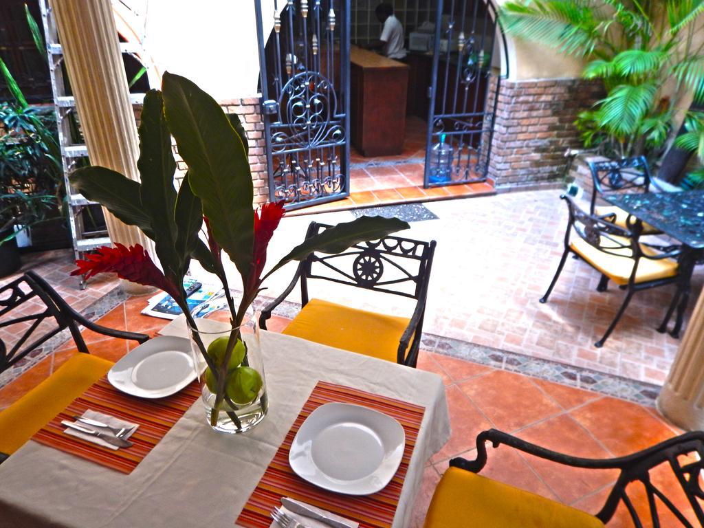 Colonial Hotel 3*