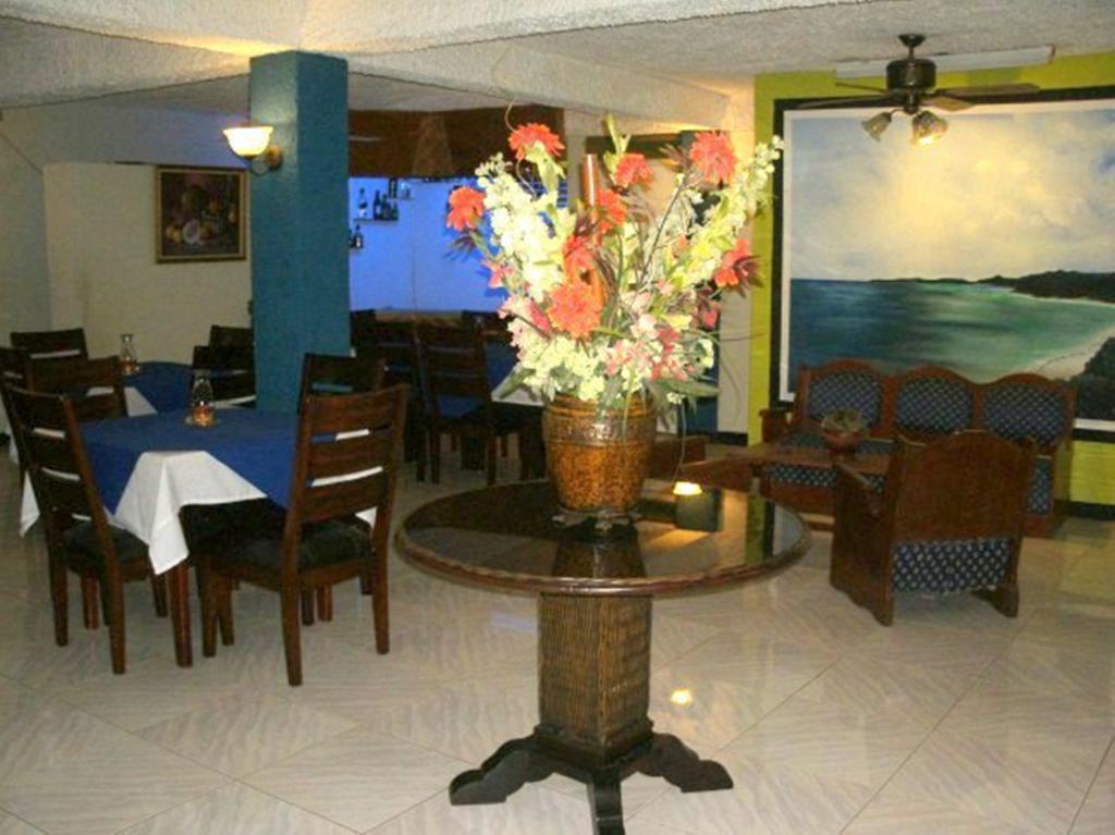 Chic Montecristi