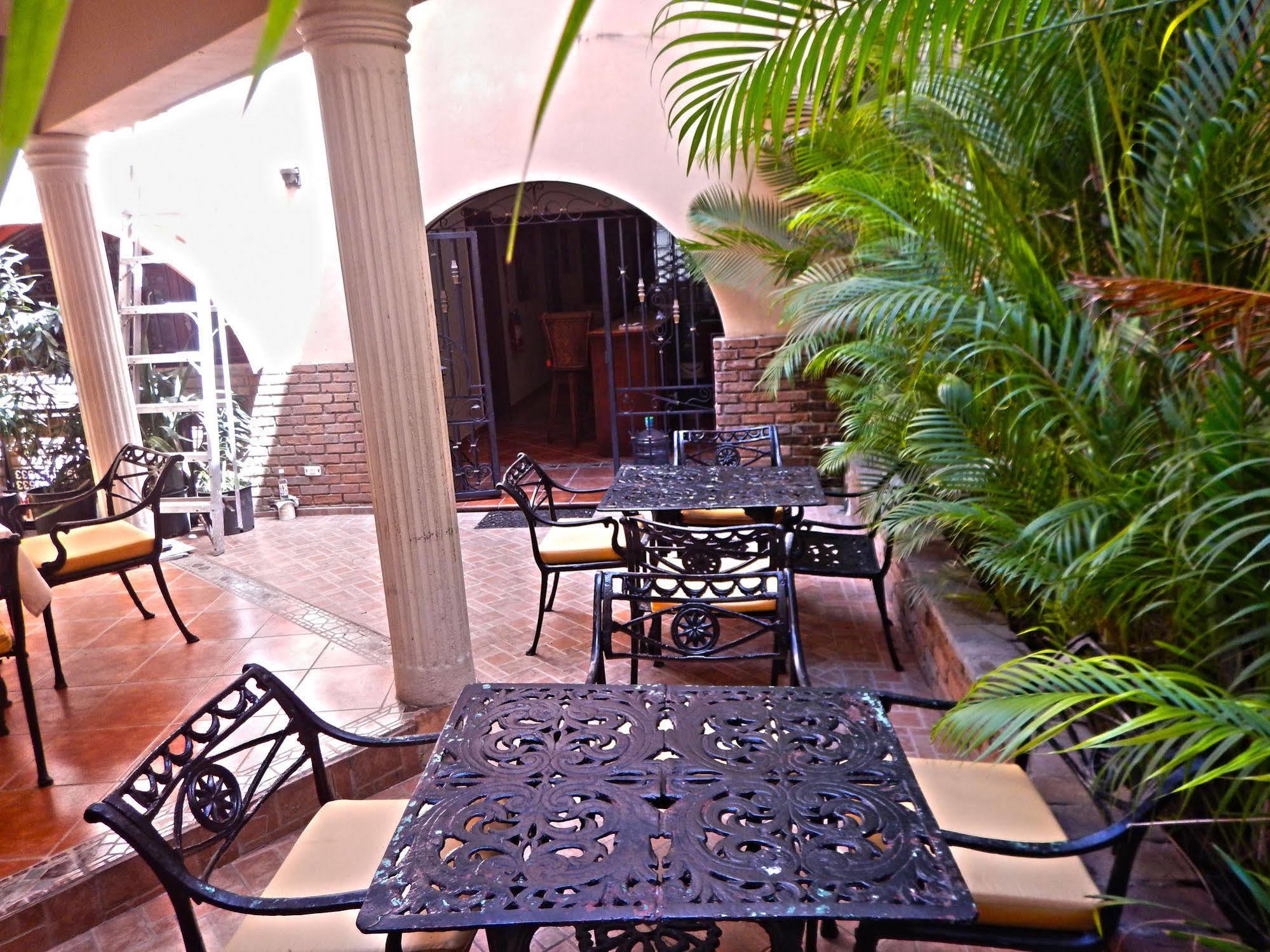 Colonial 3*