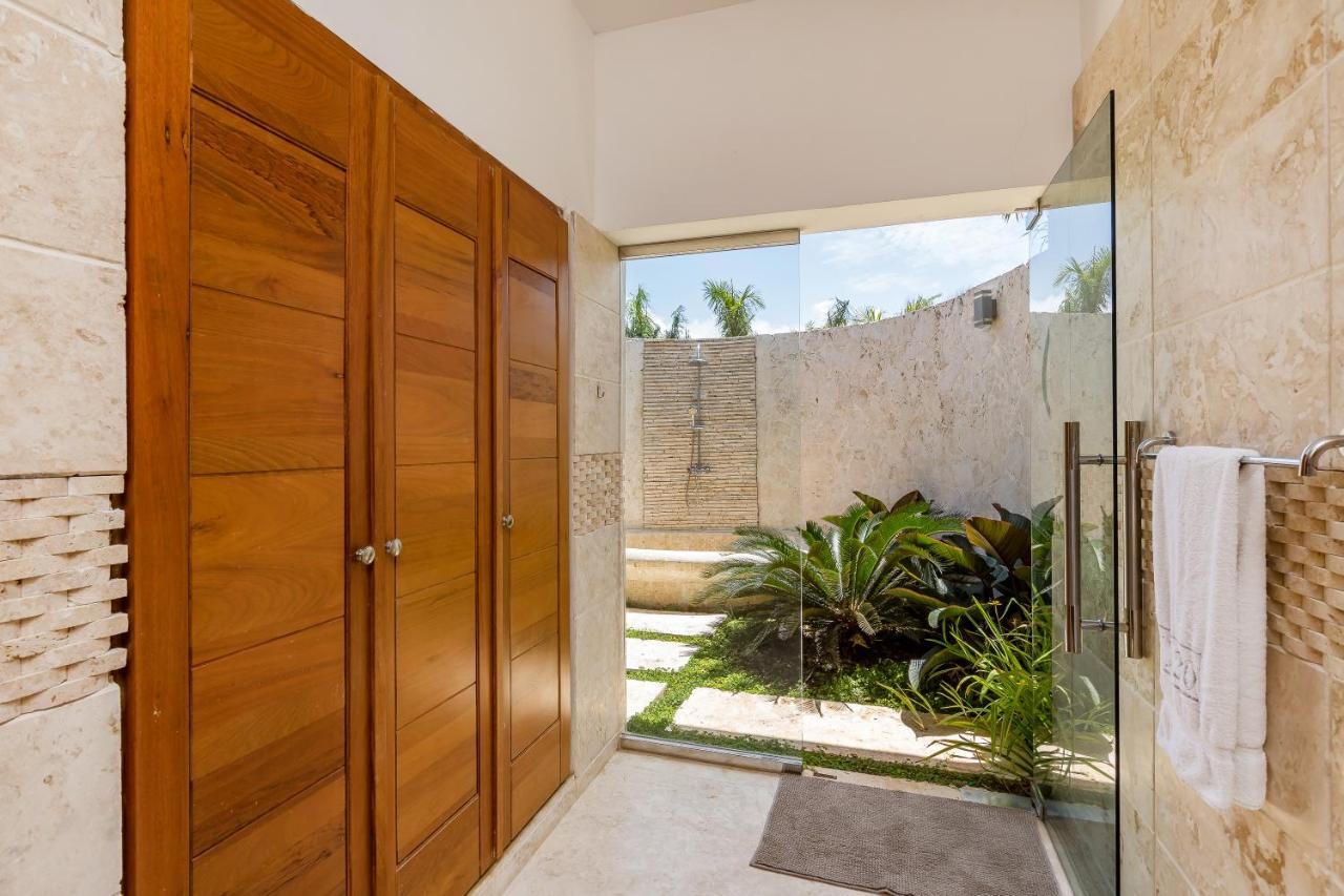 Stunning With Private Pool And Jacuzzi In *