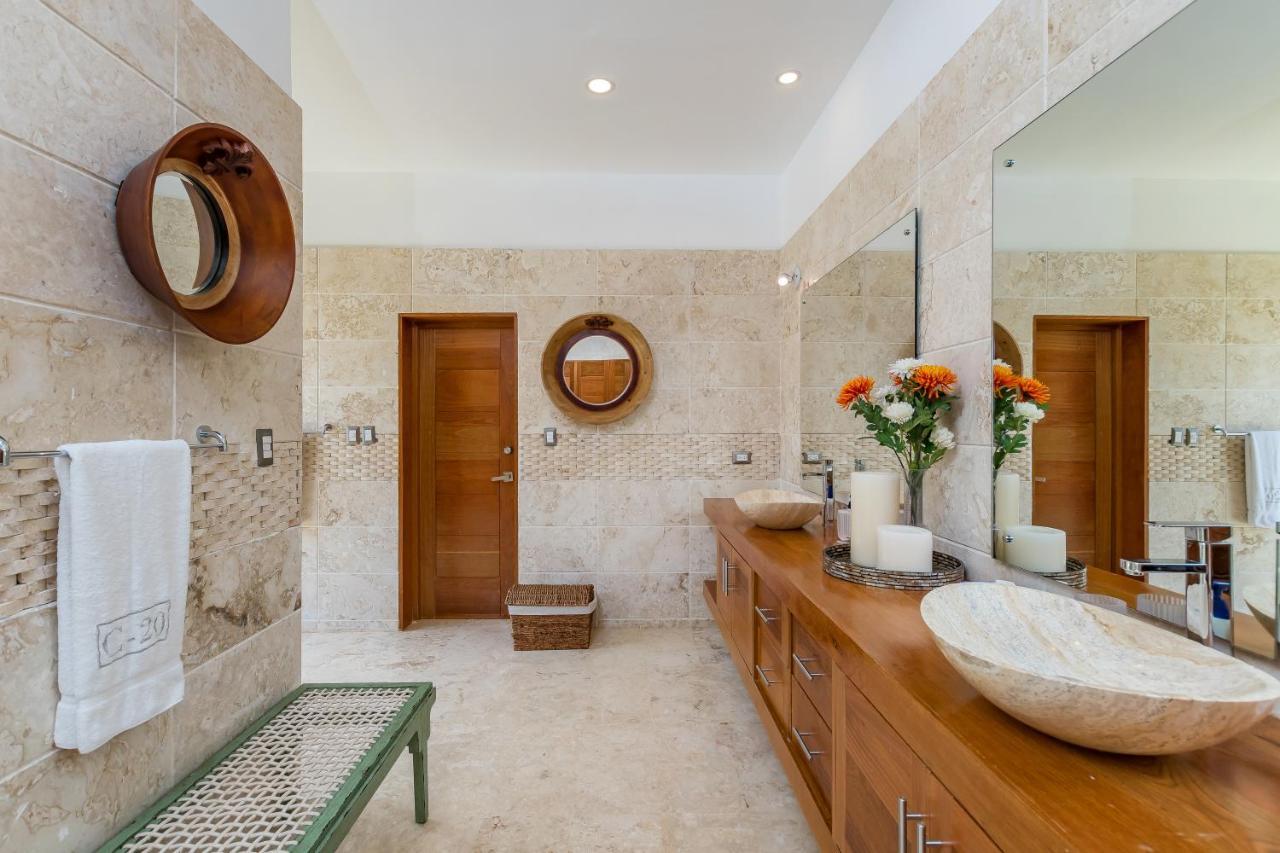 Villa Stunning With Private Pool And Jacuzzi In *