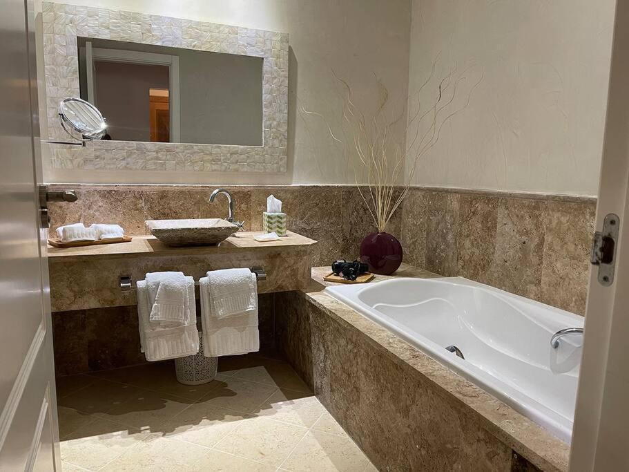 Apartment Luxe 1 Bedroom Cap Cana, Dr - Steps Away From Pool, King Bed, Caribbean Paradise! Punta Cana
