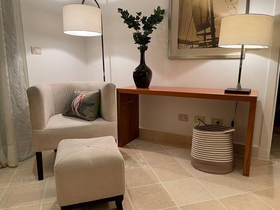 Apartment Luxe 1 Bedroom Cap Cana, Dr - Steps Away From Pool, King Bed, Caribbean Paradise! *