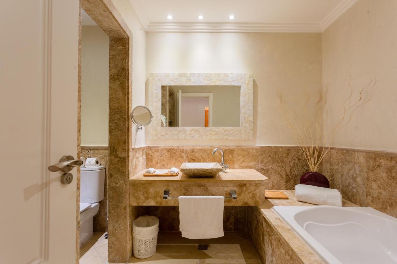 Luxe 1 Bedroom Cap Cana, Dr - Steps Away From Pool, King Bed, Caribbean Paradise! Apartment *