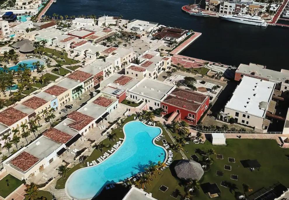 Apartment Luxe 1 Bedroom Cap Cana, Dr - Steps Away From Pool, King Bed, Caribbean Paradise!