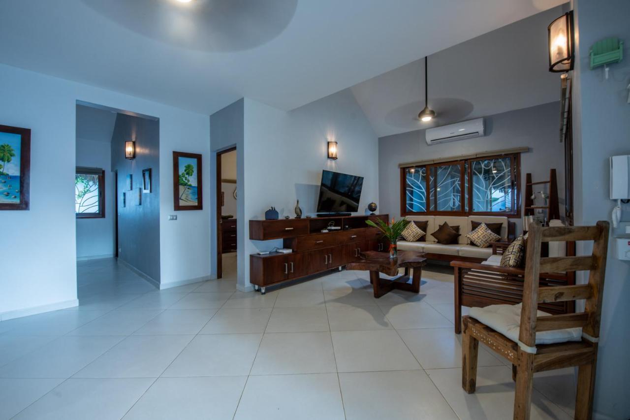 Clarissa V, Walk To Beach! Villa *