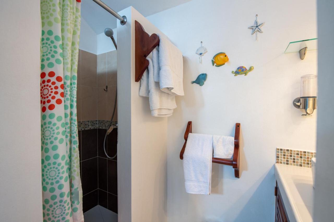 Clarissa V, Walk To Beach! Villa *