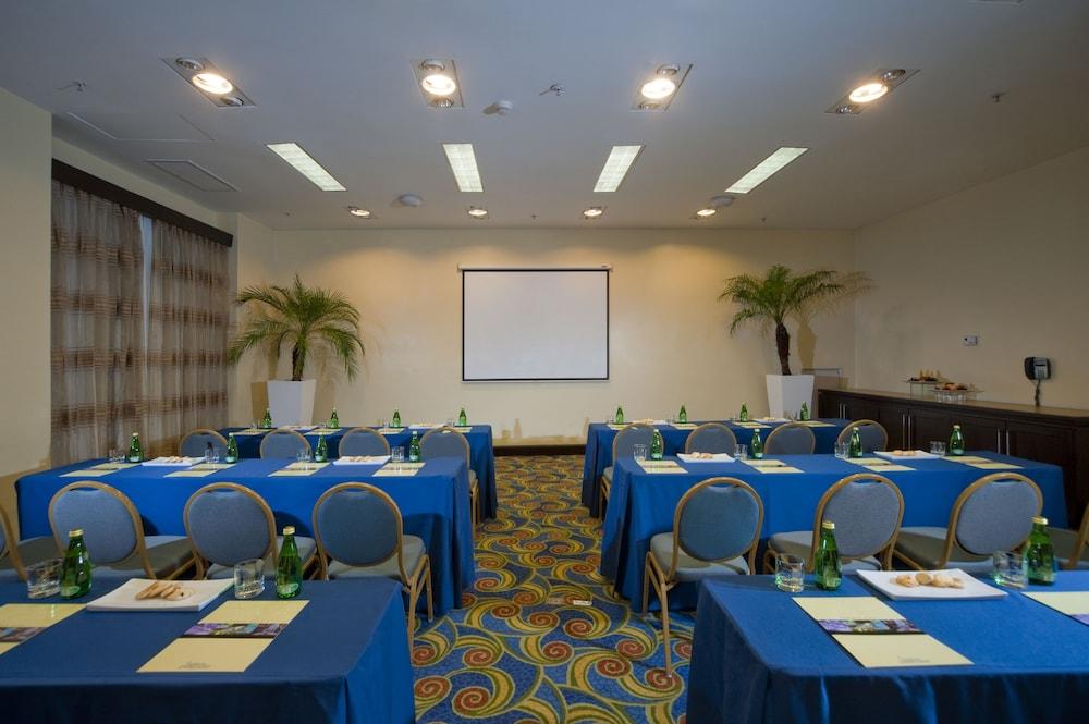 Hodelpa Garden Court Hotel 4*