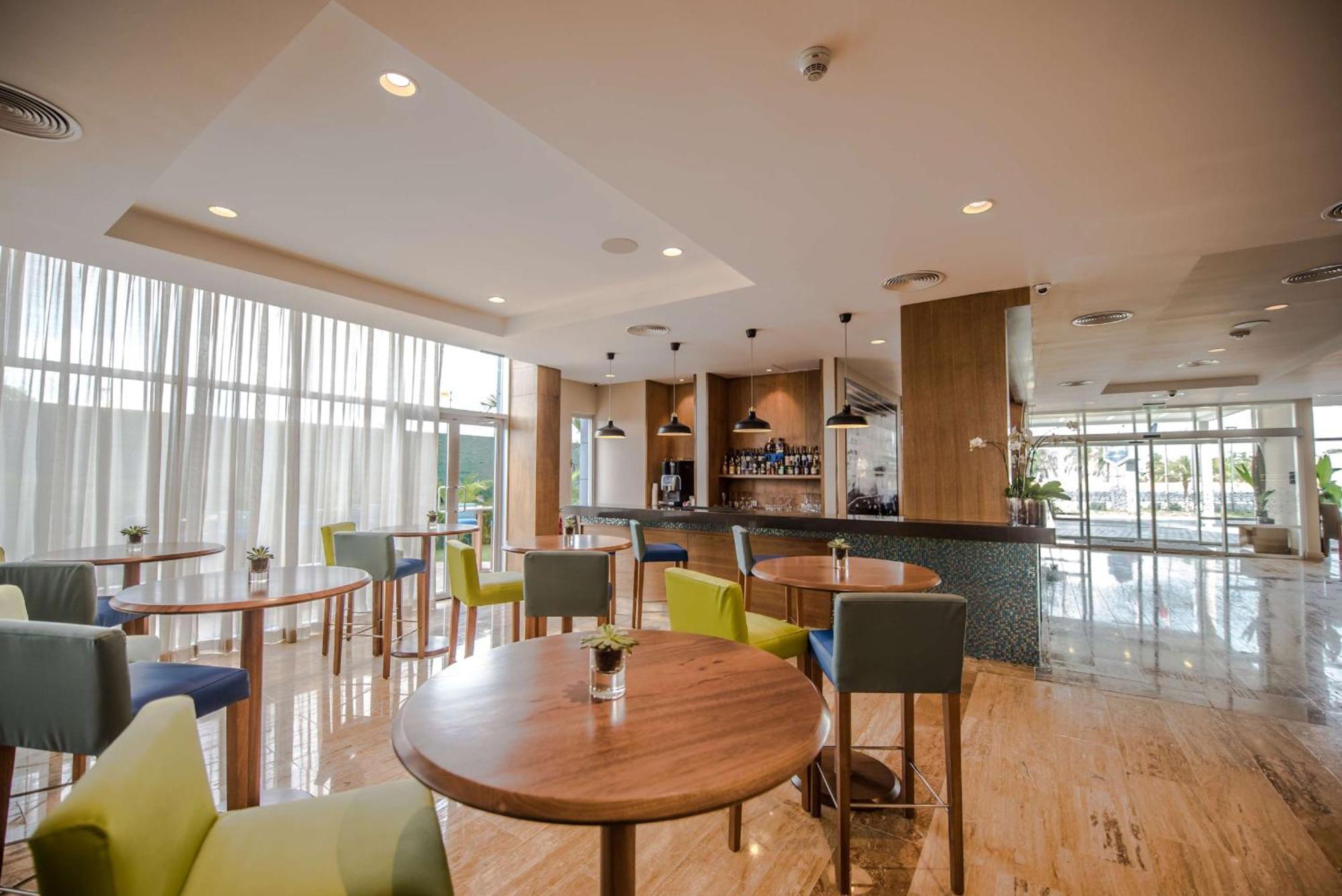 Hotel Hampton By Hilton Santo Domingo Airport 3*