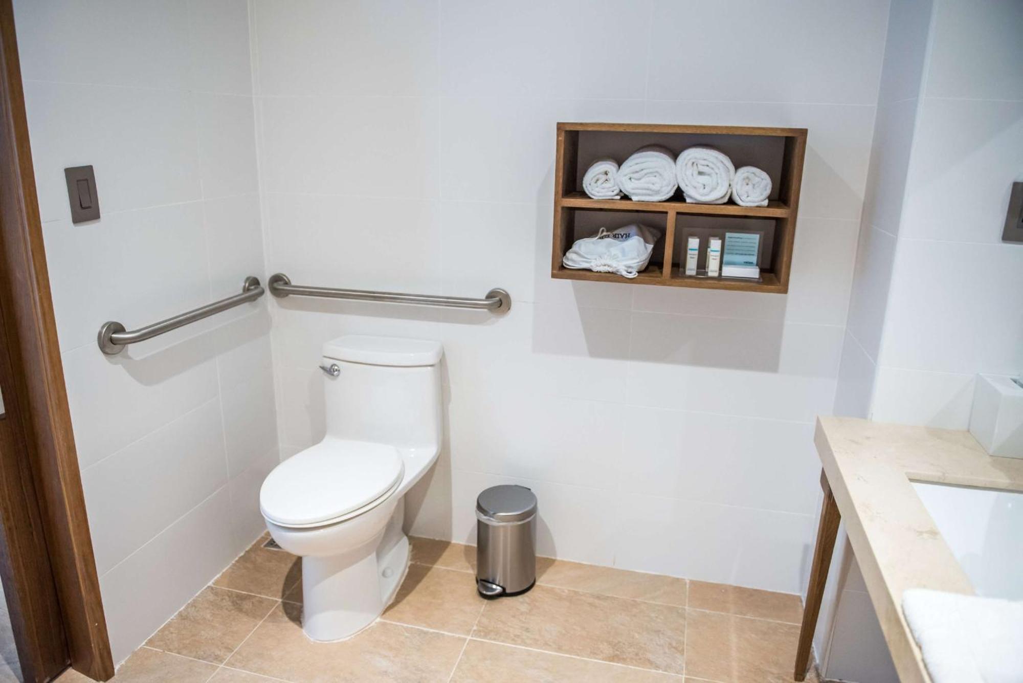 Hampton By Hilton Santo Domingo Airport 3*