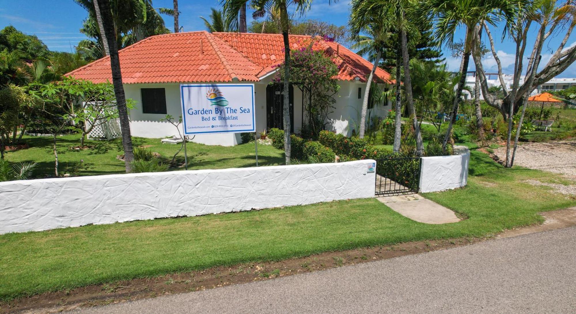 Bed & Breakfast Garden By The Sea