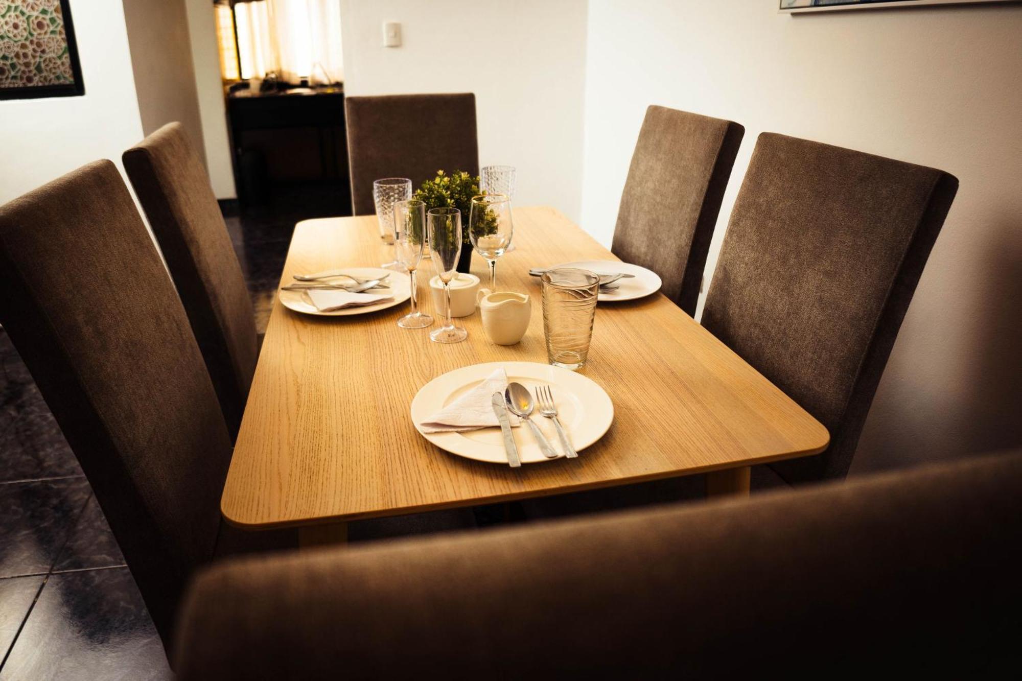 H1 & H2 - Breakfast & Service - Airport Close