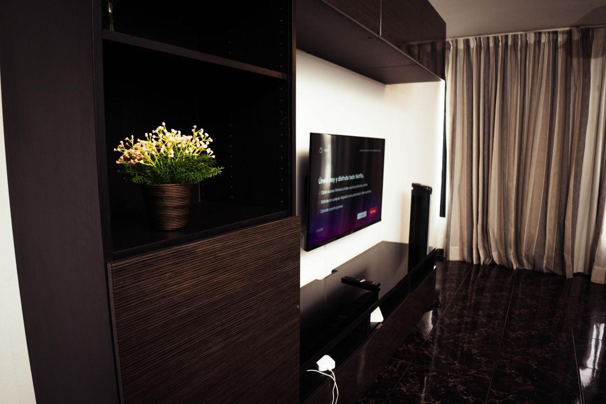 H1 & H2 - Breakfast & Service - Airport Close Apartment *