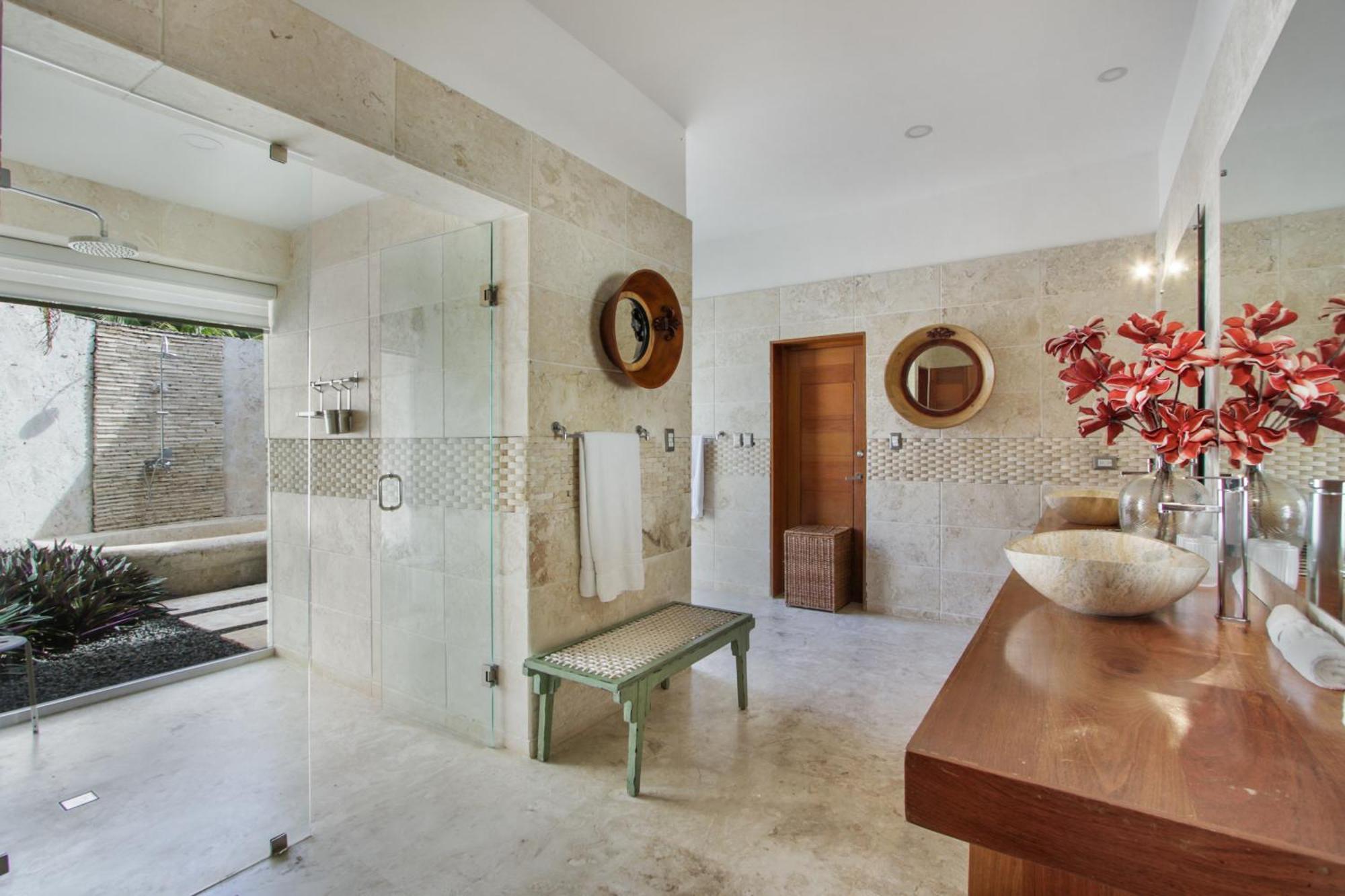 Stunning With Private Pool And Jacuzzi In *