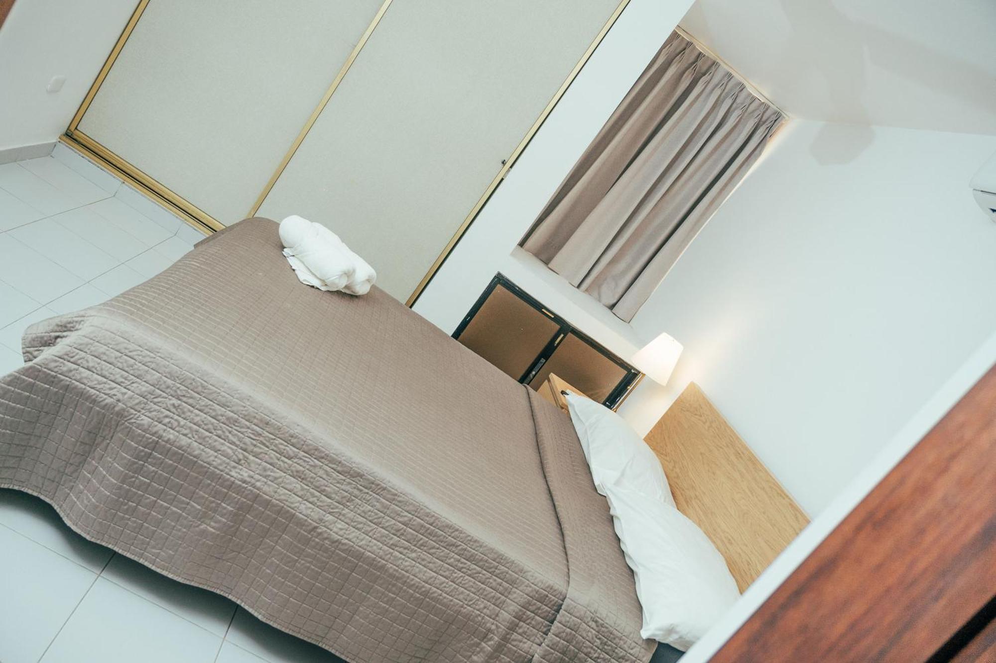 H1 & H2 - Breakfast & Service - Airport Close *