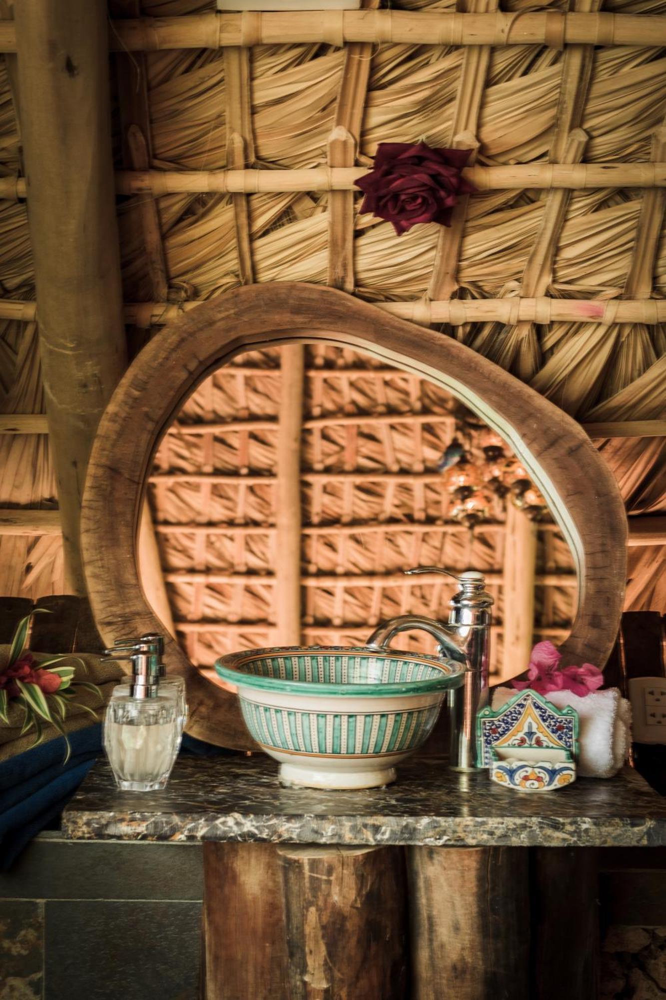 Casa El Paraiso, Eco *