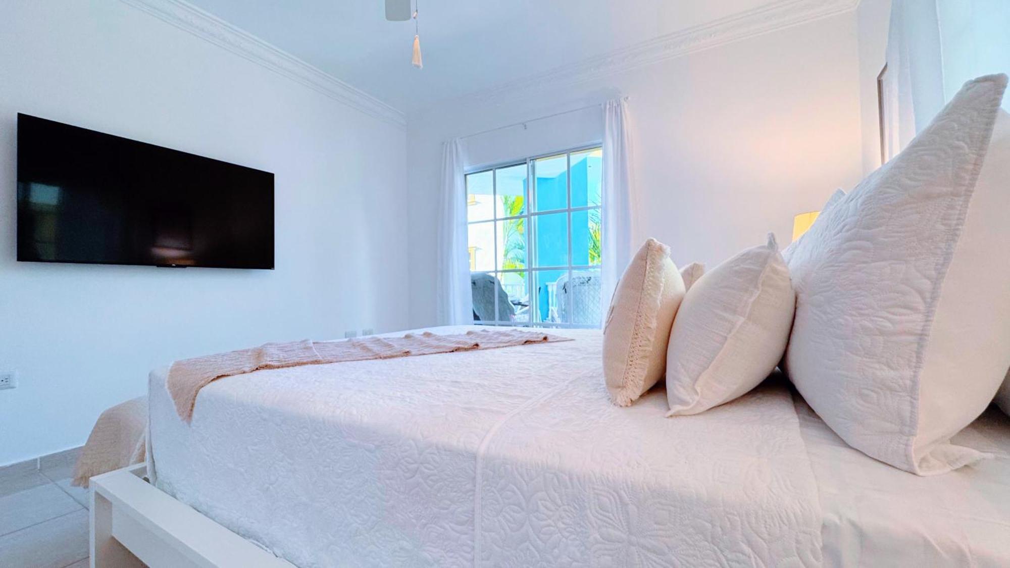 Apartment Walk To Beach, Shops, Dining, Pool View, Fast Wifi *