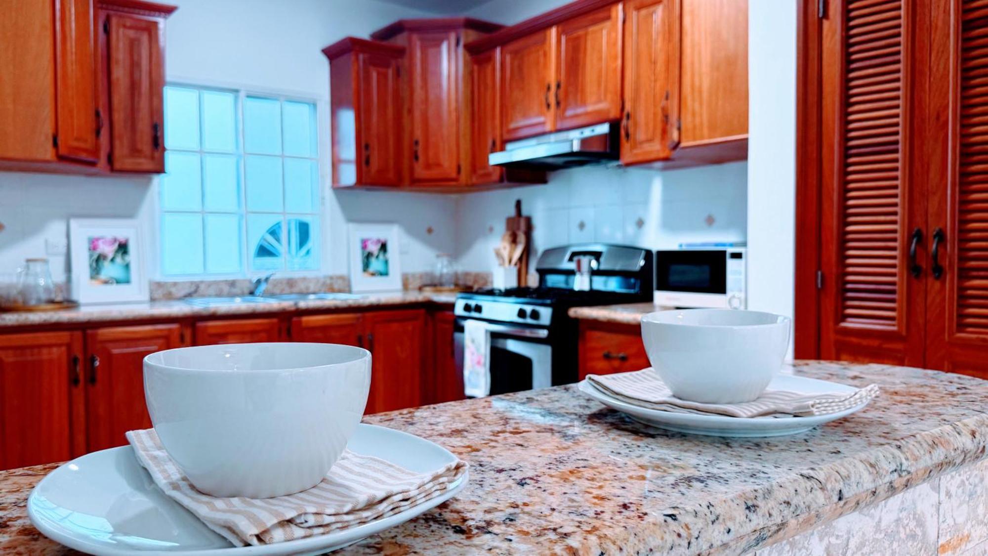 Walk To Beach, Shops, Dining, Pool View, Fast Wifi *