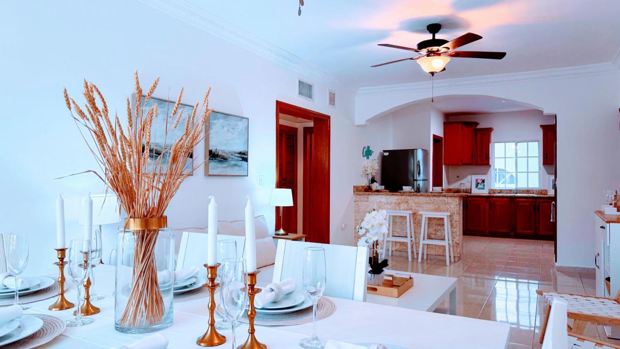 Walk To Beach, Shops, Dining, Pool View, Fast Wifi Apartment *