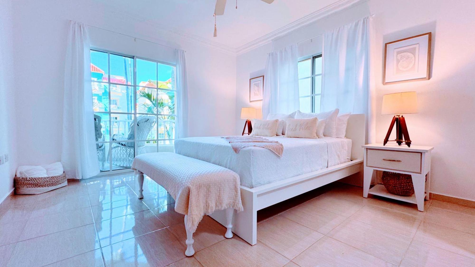 Walk To Beach, Shops, Dining, Pool View, Fast Wifi