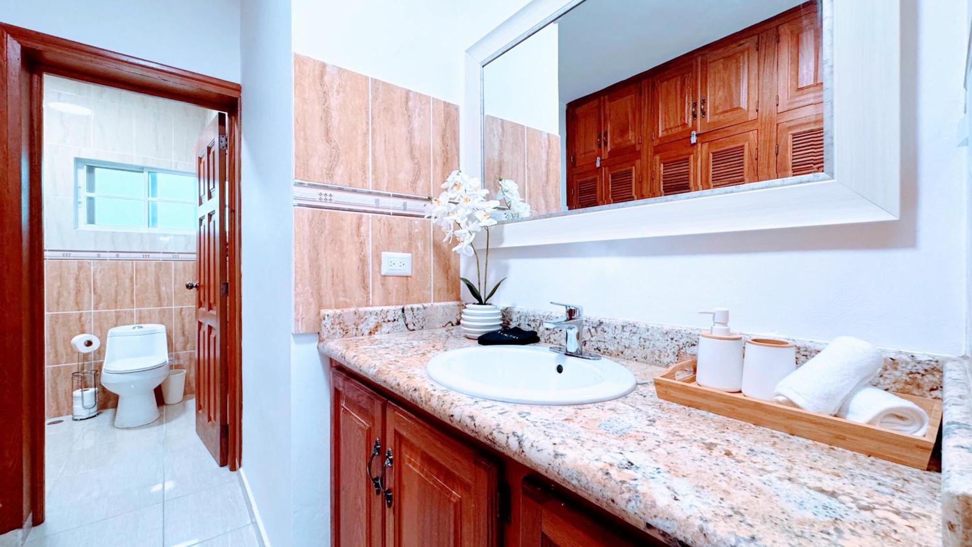 Apartment Walk To Beach, Shops, Dining, Pool View, Fast Wifi