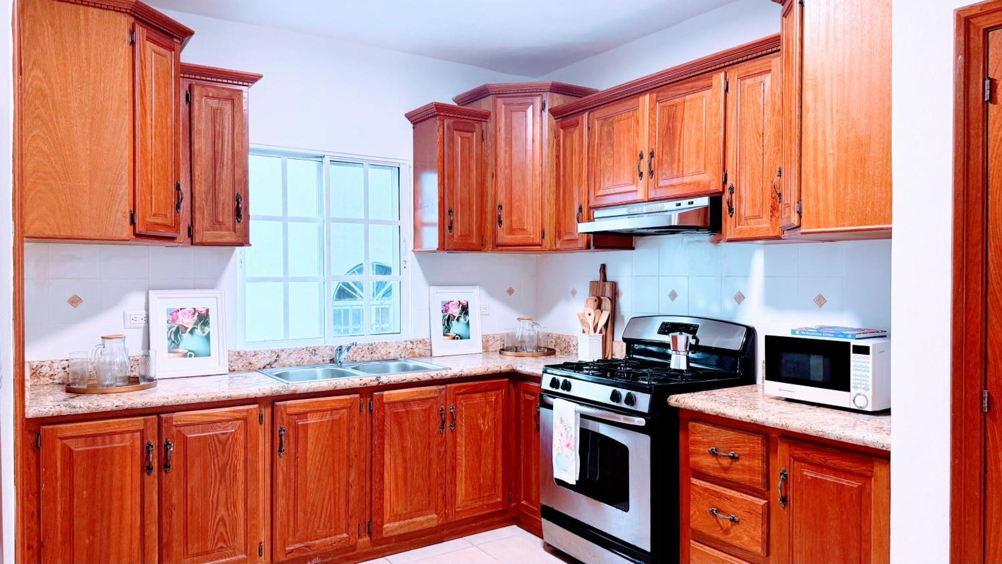Walk To Beach, Shops, Dining, Pool View, Fast Wifi Apartment