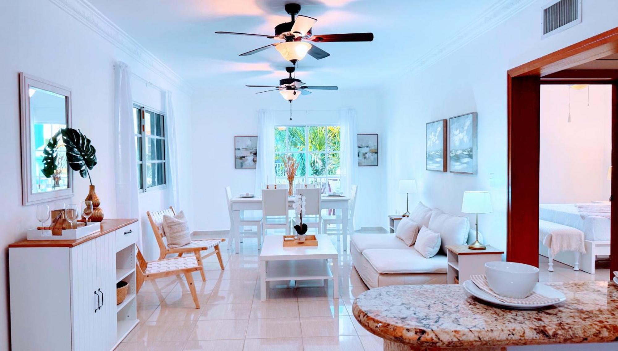 Walk To Beach, Shops, Dining, Pool View, Fast Wifi Apartment Punta Cana
