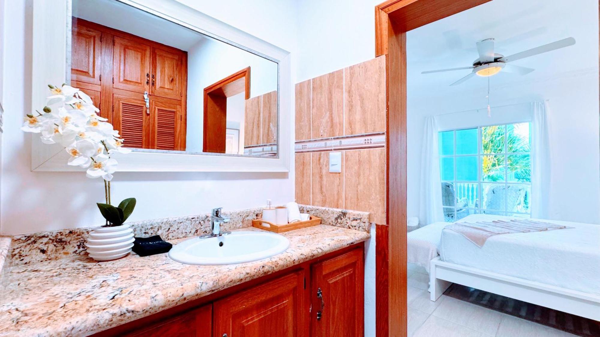 Walk To Beach, Shops, Dining, Pool View, Fast Wifi * Punta Cana