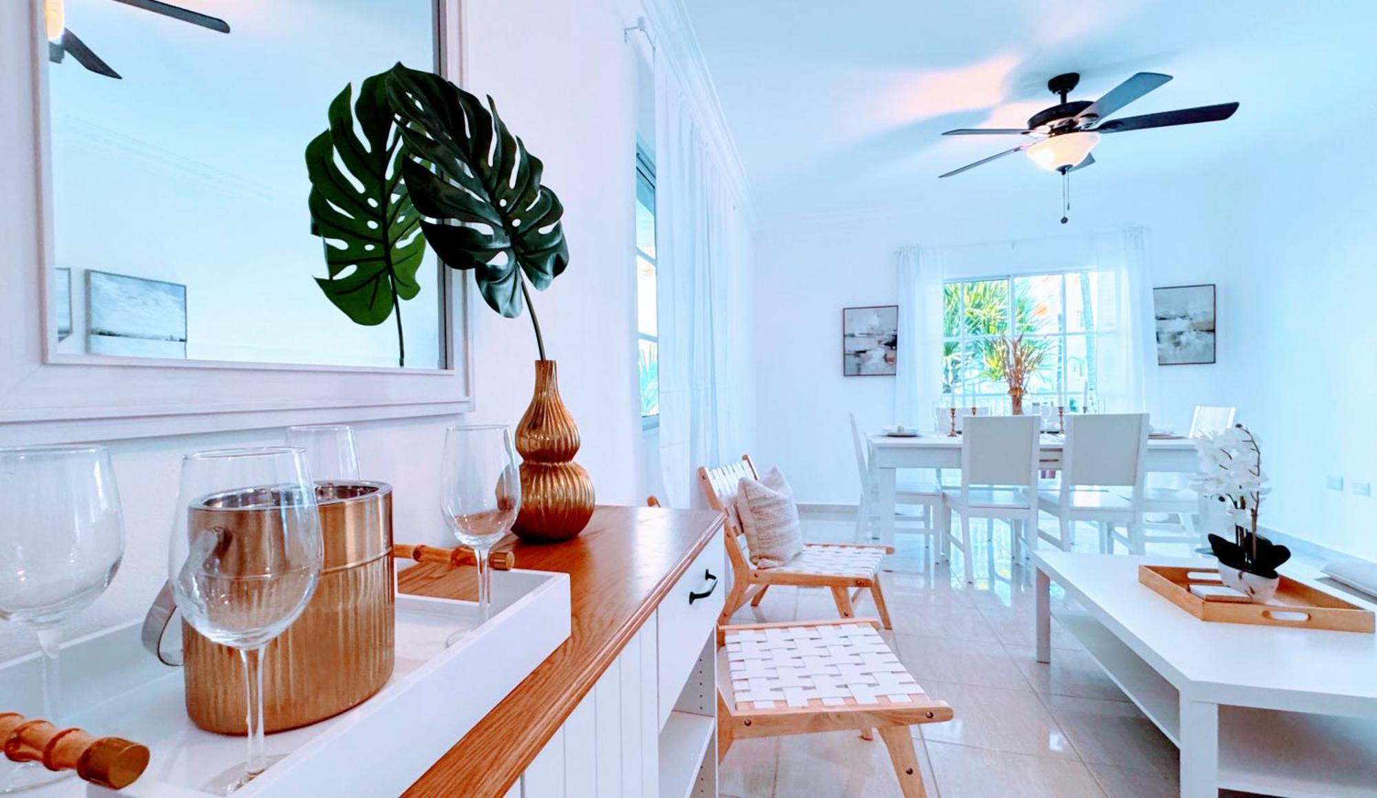 Walk To Beach, Shops, Dining, Pool View, Fast Wifi Apartment *