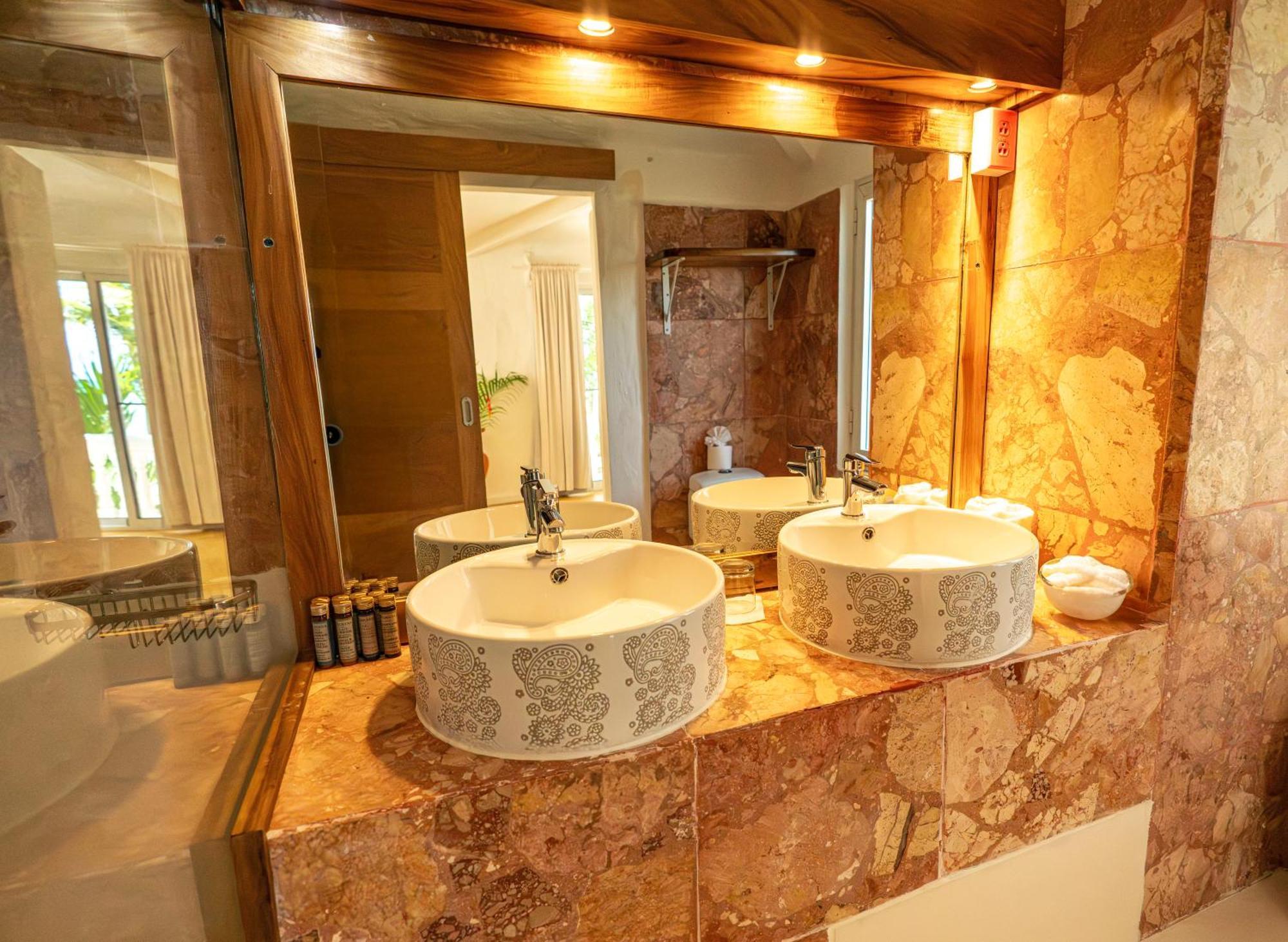 Atlantis Hotel 3*