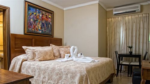 Century Plaza Hotel 3*