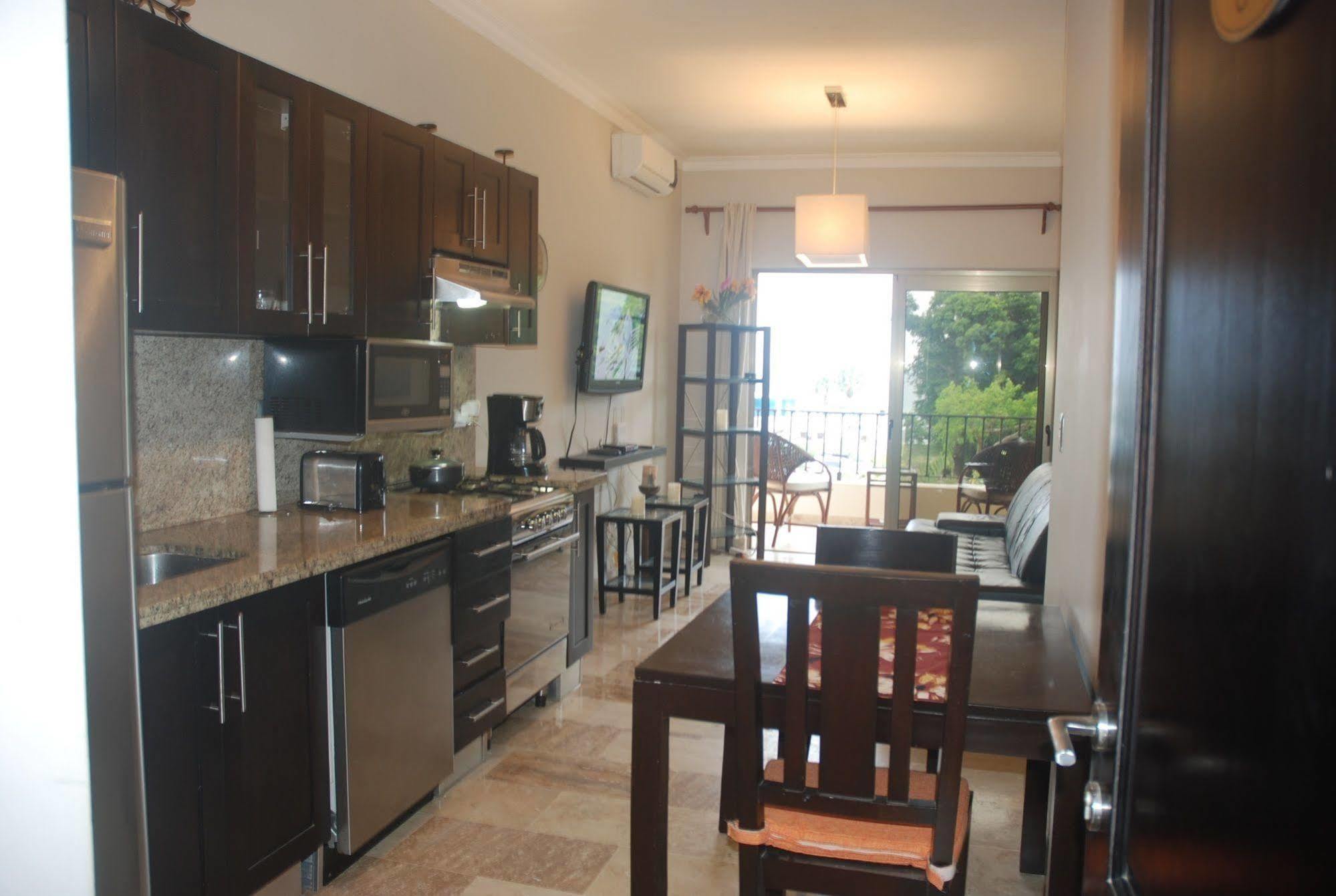 E&J Beach Condo Apartment *