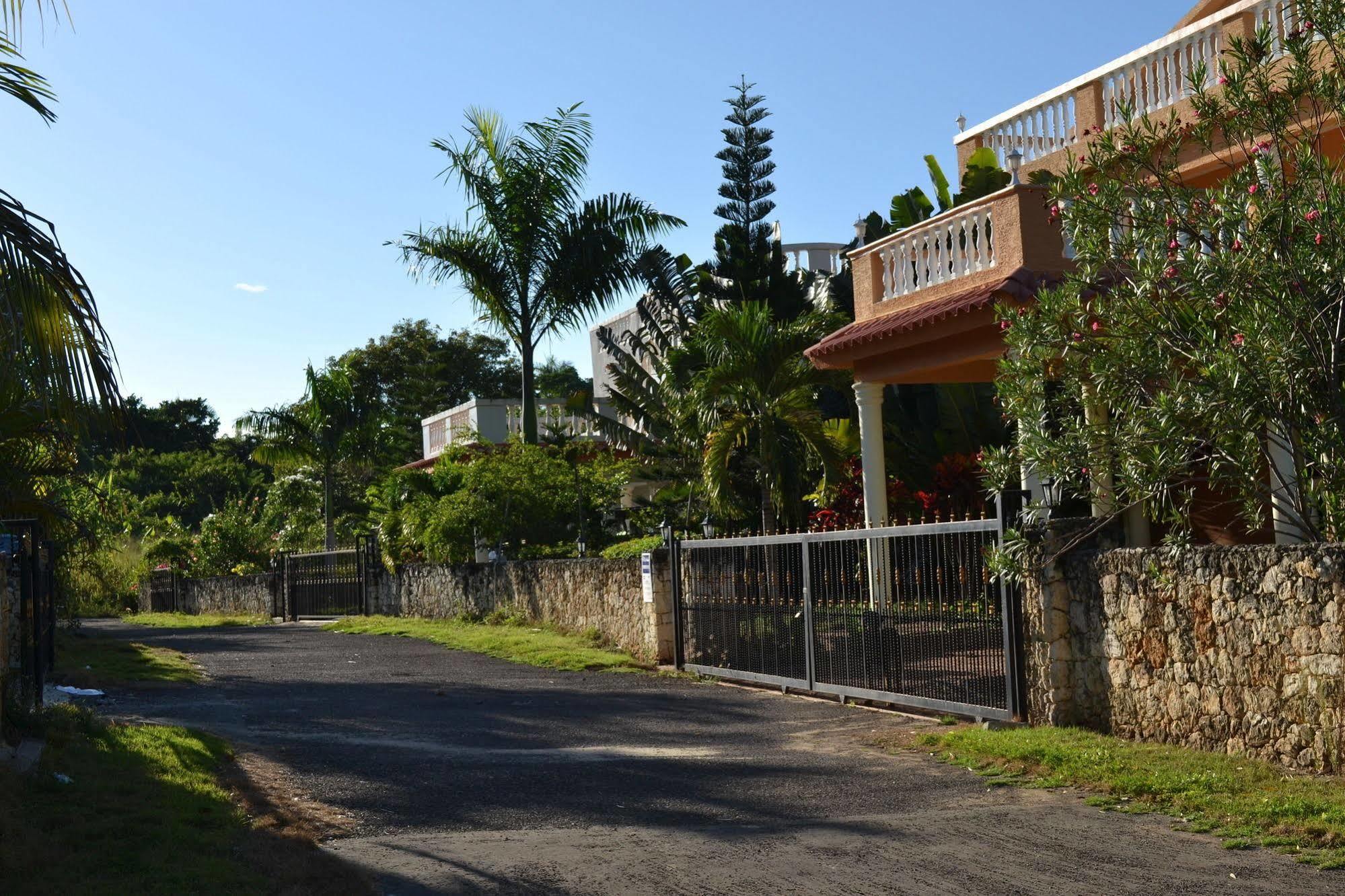 Hotel 4 Bedroom Villa, Private Pool, Security, Ocean View Sosua