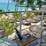 Private Room Overlooking The Beach