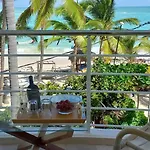 Private Room Overlooking The Beach