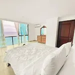 Exclusive 3 Bdr, Gym & Pool, Seaview, Luxury Tower