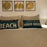 Beachfront Unit With Stunning Sunsets And Starlink Internet !