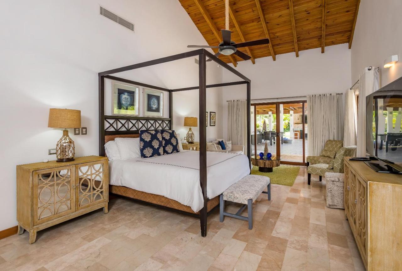 Villa Stunning With Private Pool And Jacuzzi In *