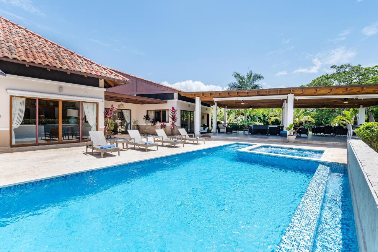 Villa Stunning With Private Pool And Jacuzzi In *