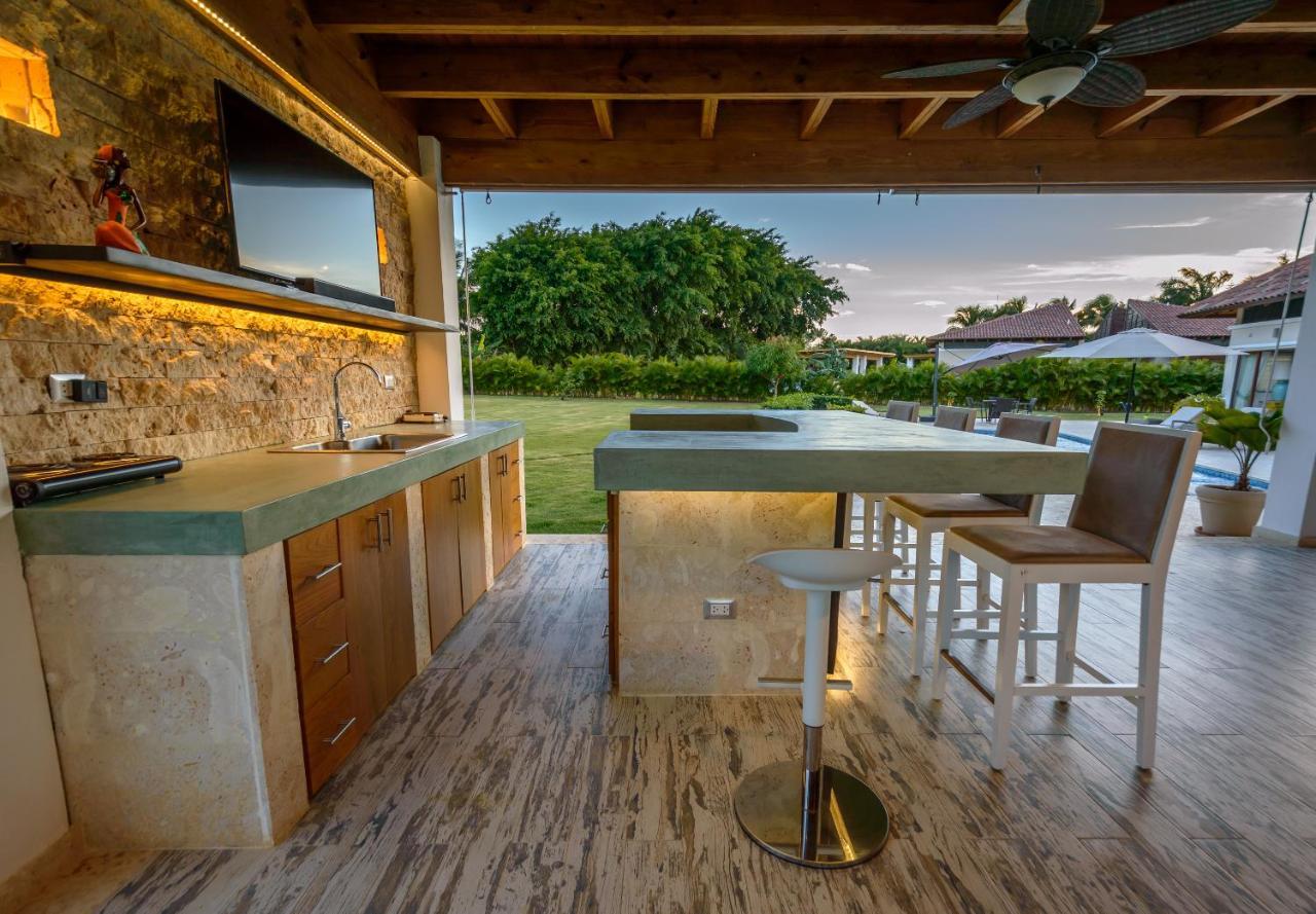 Stunning With Private Pool And Jacuzzi In *