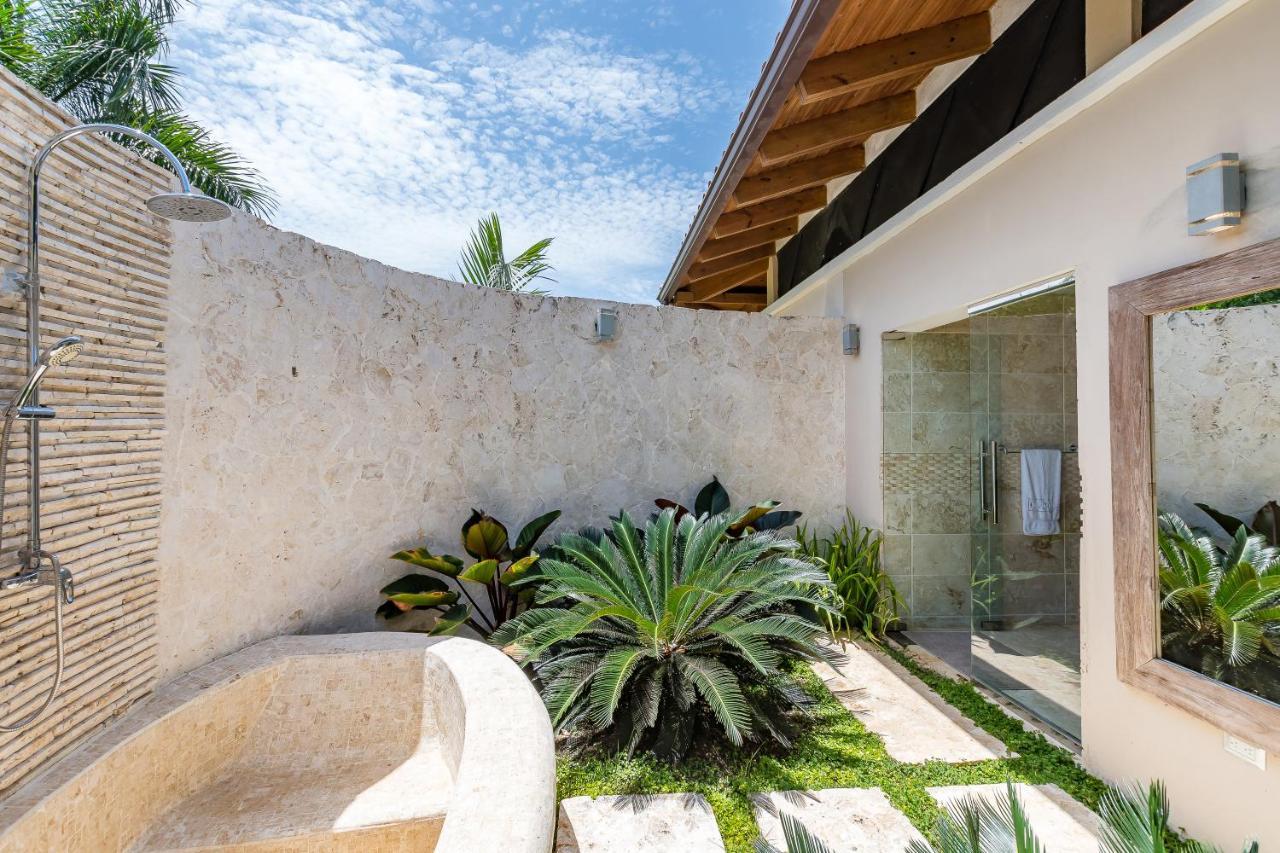 Stunning With Private Pool And Jacuzzi In